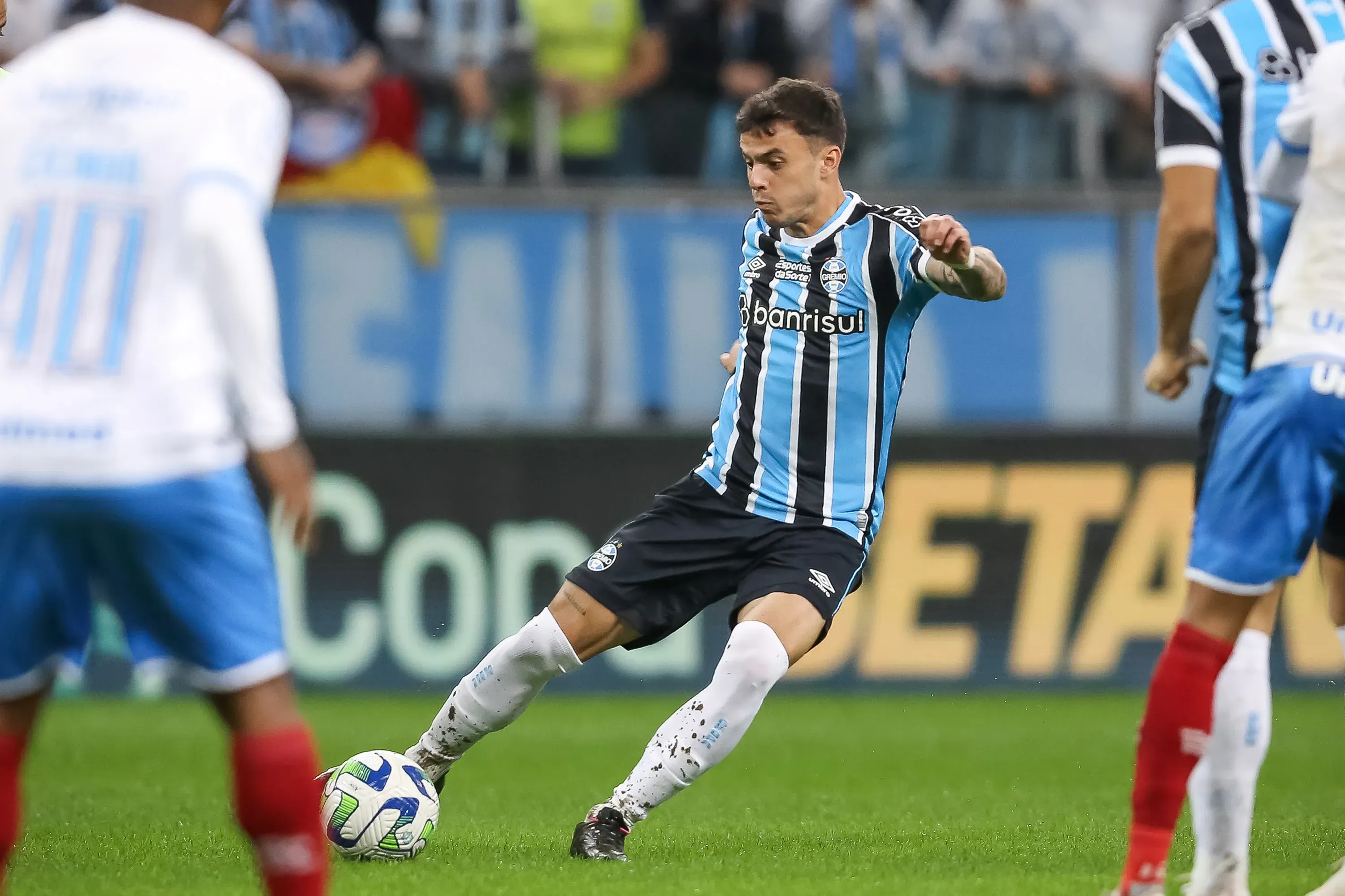 Felipe Carballo atuando no Grêmio em 2023 – Foto: Pedro H. Tesch/AGIF