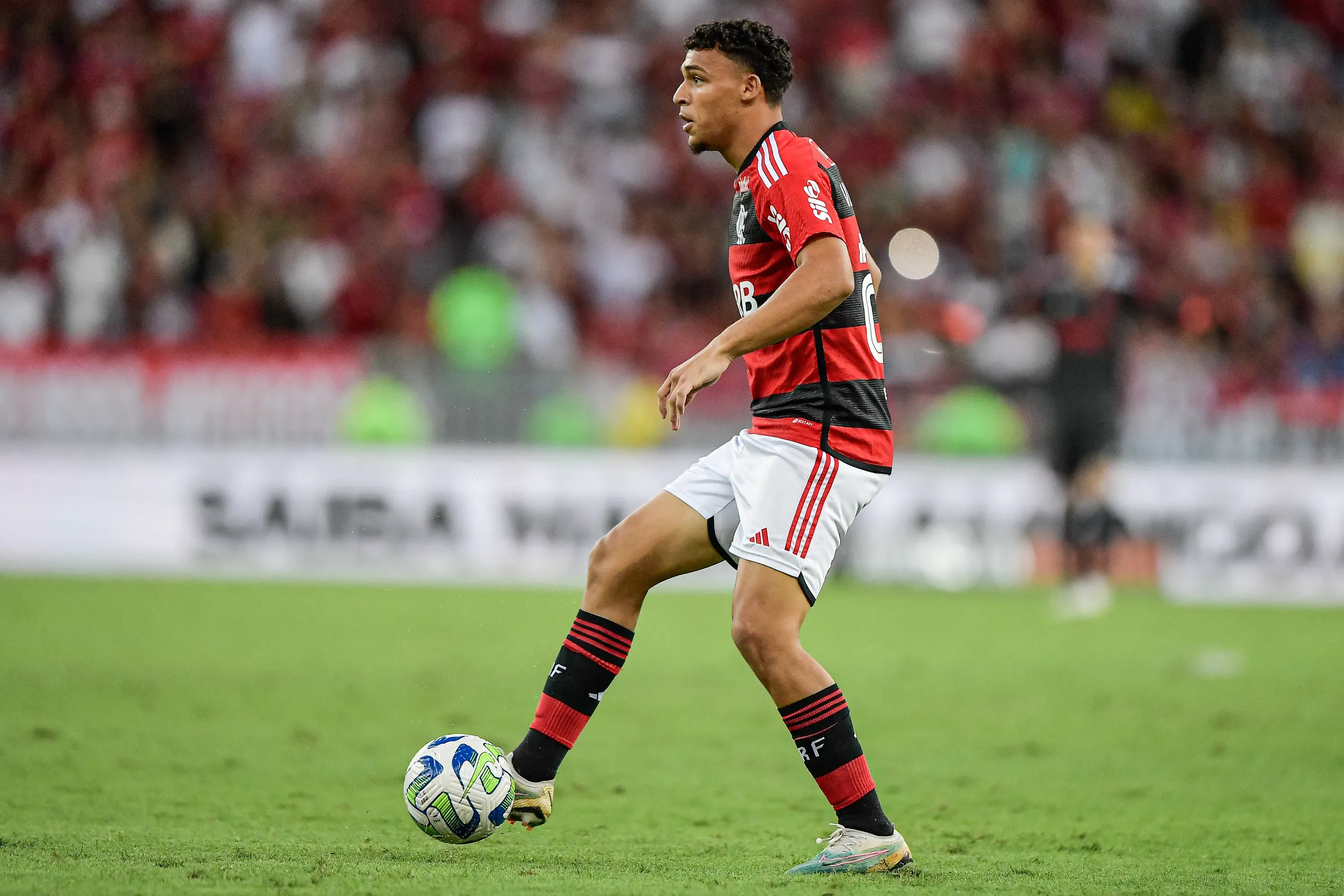 RJ – RIO DE JANEIRO – 30/09/2023 – BRASILEIRO A 2023, FLAMENGO X BAHIA – Victor Hugo jogador do Flamengo durante partida contra o Bahia no estadio Maracana pelo campeonato Brasileiro A 2023. Foto: Thiago Ribeiro/AGIF