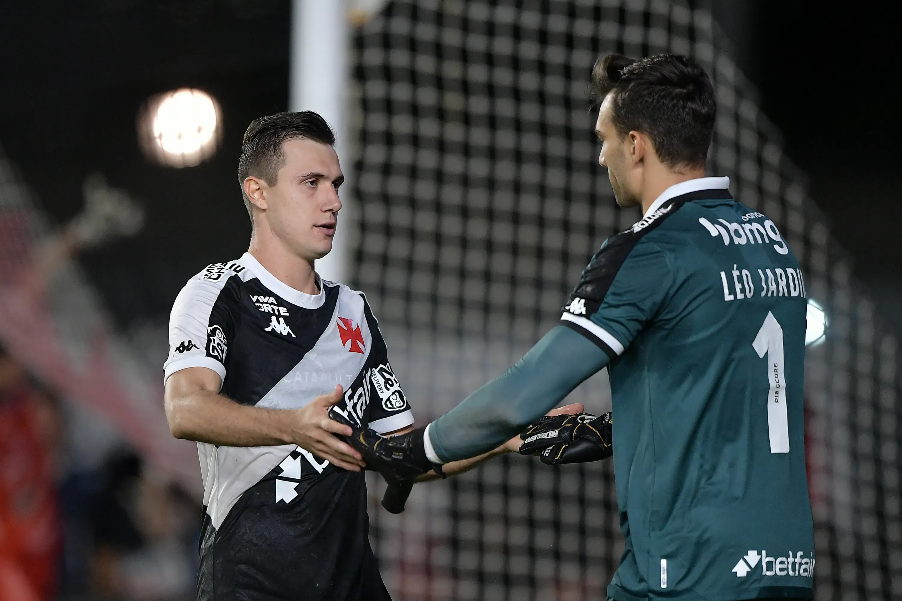 Leo Jardim e Lucas Piton jogador do Vasco durante partida contra o Operario no estadio Sao Januario pelo campeonato Copa Do Brasil 2025. Foto: Thiago Ribeiro/AGIF