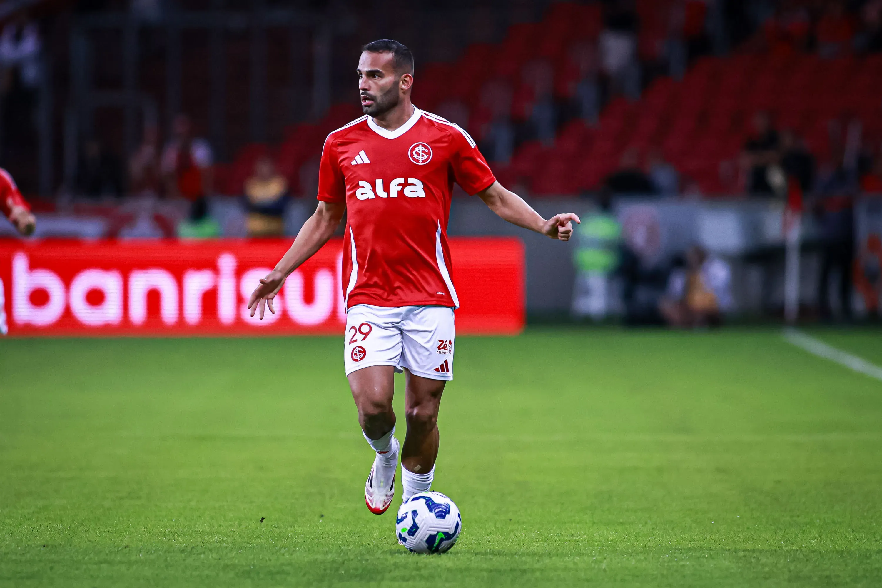RS – PORTO ALEGRE – 18/05/2025 – BRASILEIRO A 2025, INTERNACIONAL X MIRASSOL – Thiago Maia jogador do Internacional durante partida contra o Mirassol no estadio Beira-Rio pelo campeonato Brasileiro A 2025. Foto: Maxi Franzoi/AGIF