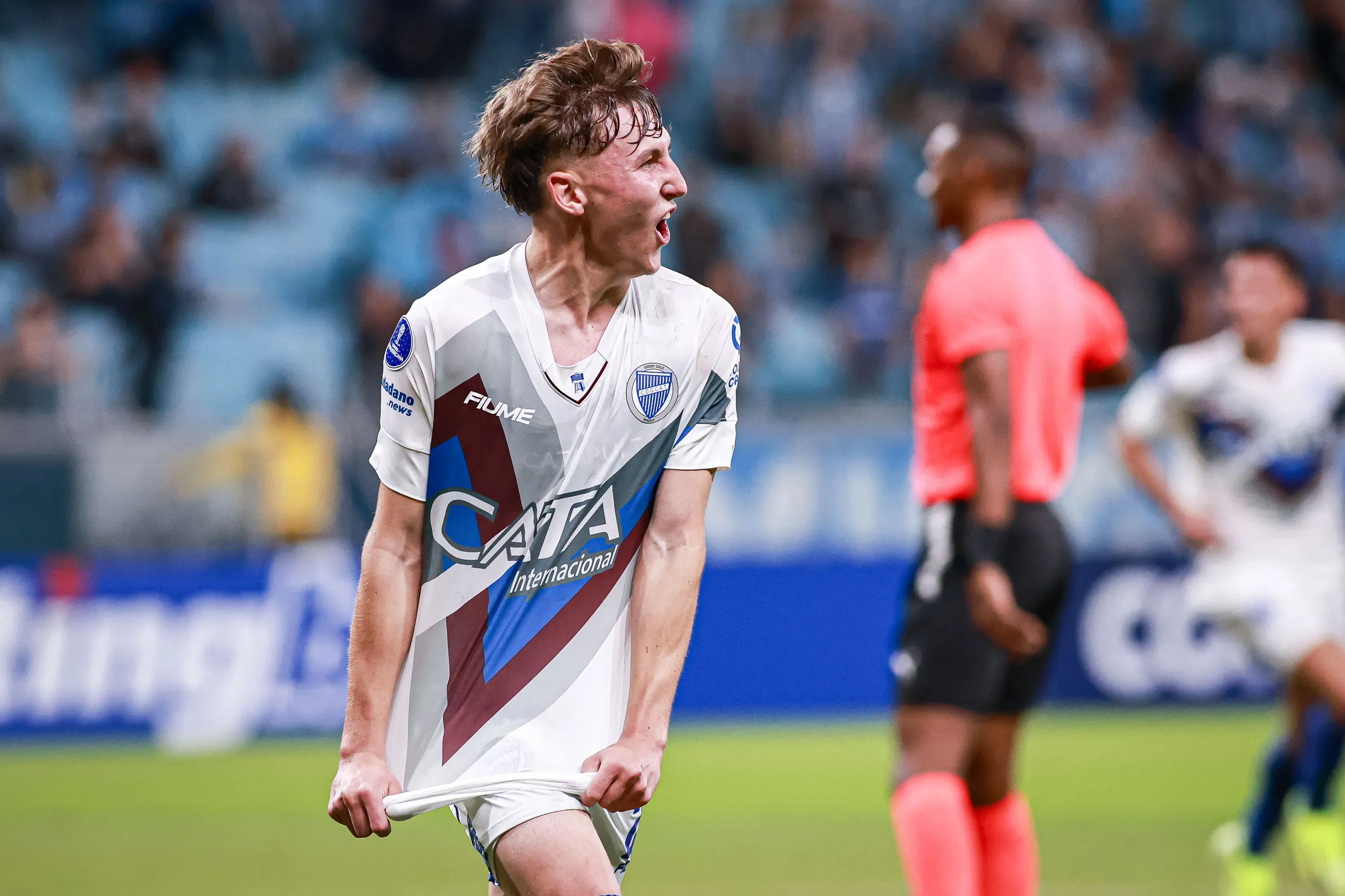 RS – PORTO ALEGRE – 13/05/2025 – COPA SUL-AMERICANA 2025, GREMIO X GODOY CRUZ – Andino Santino jogador do Godoy Cruz comemora seu gol durante partida contra o Gremio no estadio Arena do Gremio pelo campeonato Copa Sul-americana 2025. Foto: Maxi Franzoi/AGIF