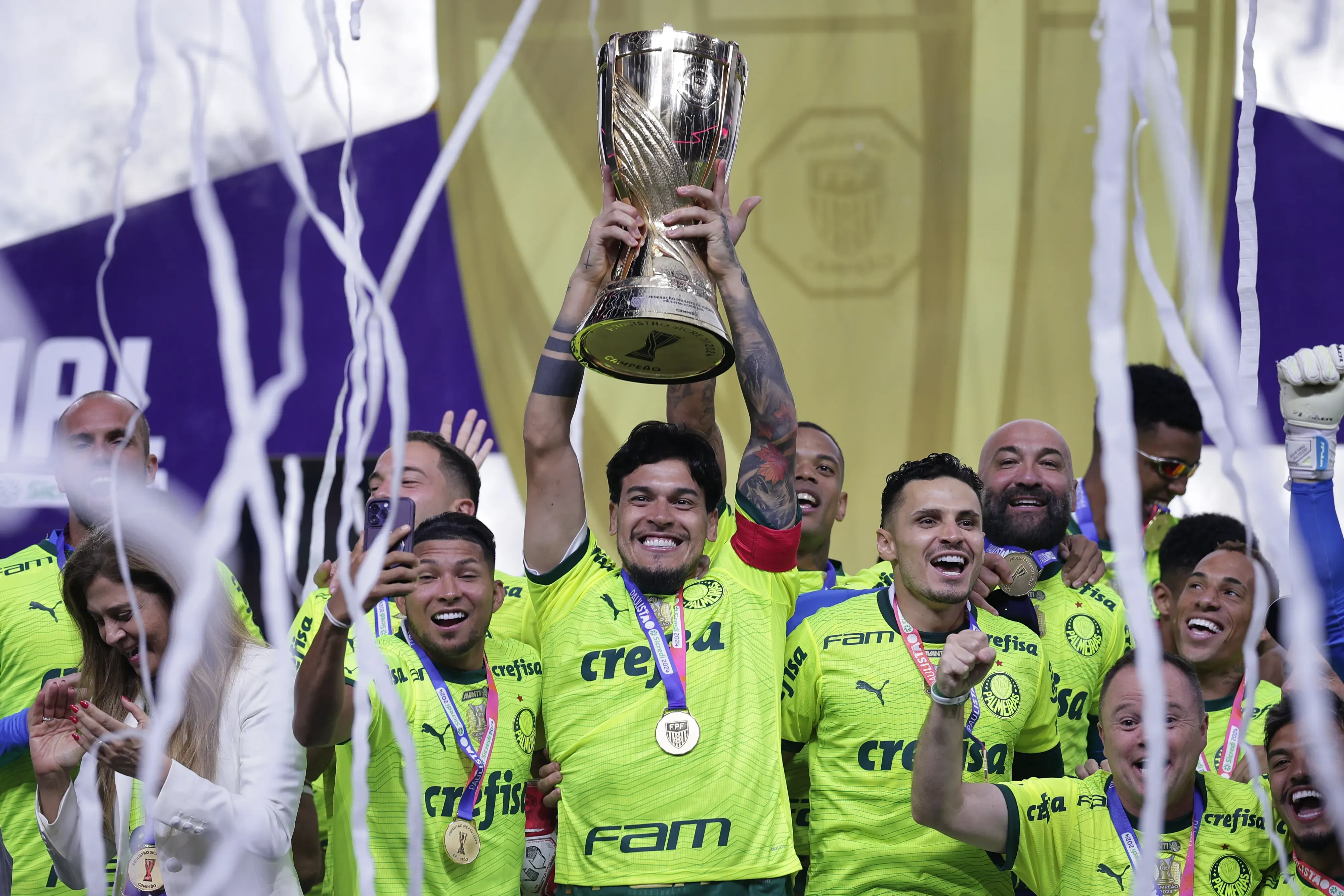 Gustavo Gomez jogador do Palmeiras levanta a taca de campeao durante cerimonia de premiacao ao final da partida contra o Santos no estadio Arena Allianz Parque pela decisao do campeonato Paulista 2024. Foto: Ettore Chiereguini/AGIF