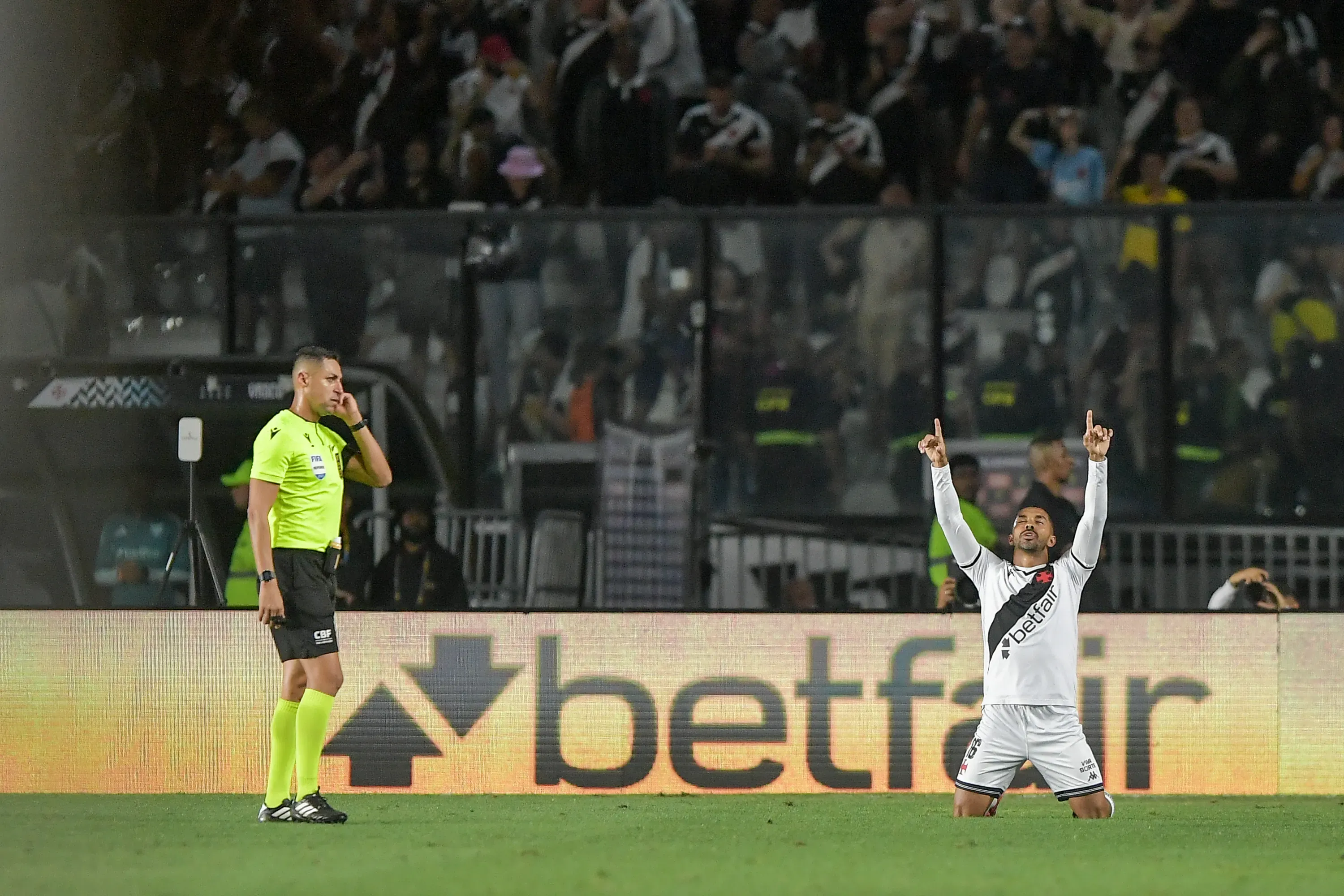 Paulo Henrique jogador do Vasco comemora seu gol durante partida contra o Cruzeiro no estadio Sao Januario pelo campeonato Brasileiro A 2025. Foto: Thiago Ribeiro/AGIF