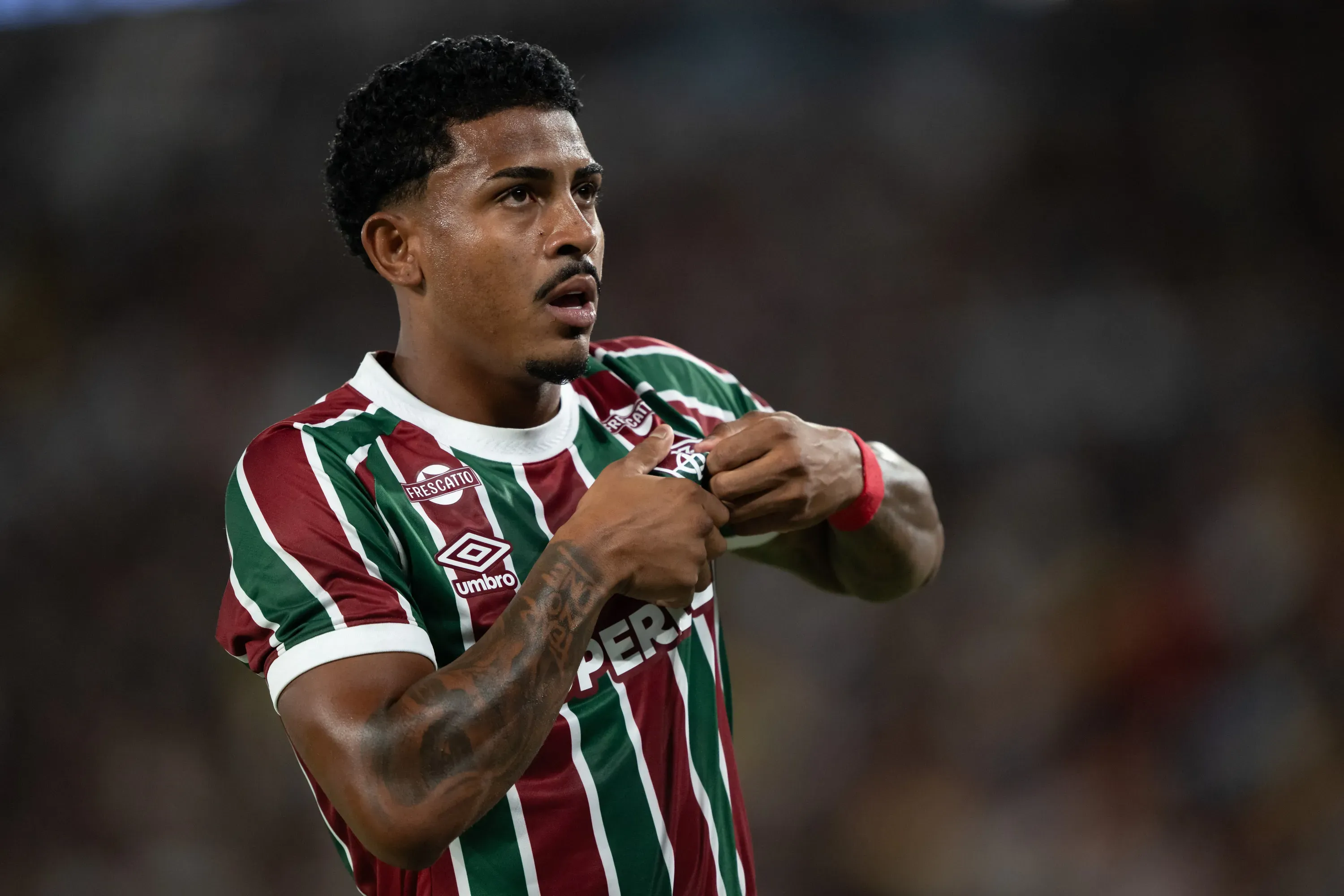 John Kennedy durante partida contra o São Paulo no Campeonato Brasileiro de 2025. Foto: Jorge Rodrigues/AGIF