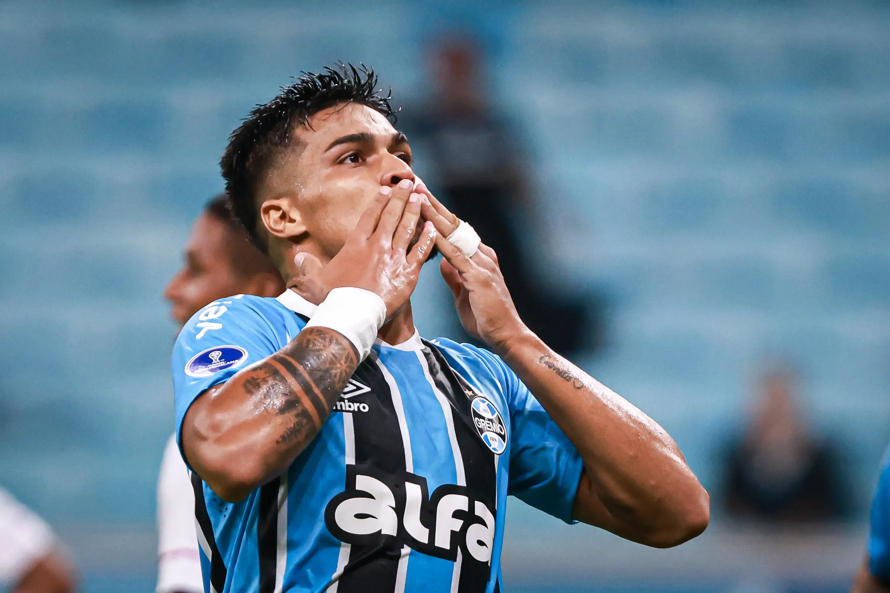 Arezo continua vinculado ao Grêmio. Foto: Maxi Franzoi/AGIF