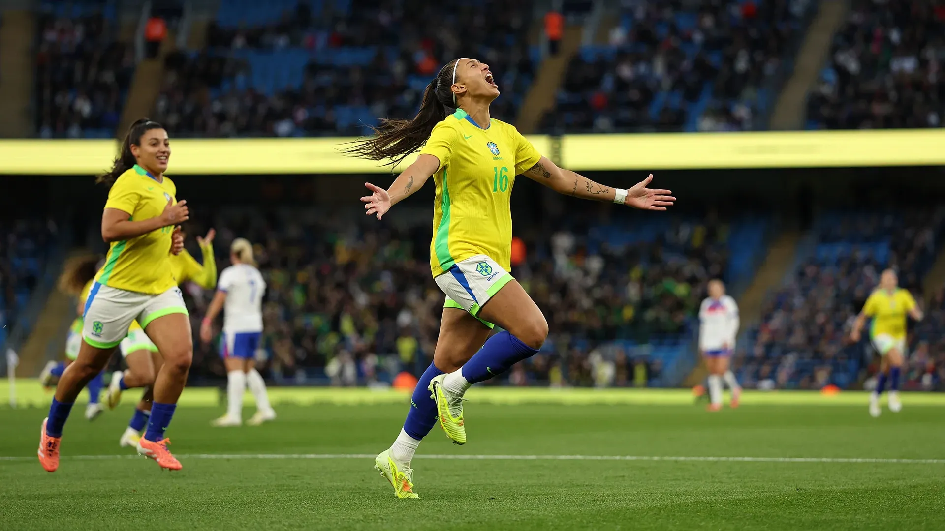 Bia Zaneratto, nova atacante do Palmeiras, comemora o gol marcado pela Seleção Brasileira Feminina