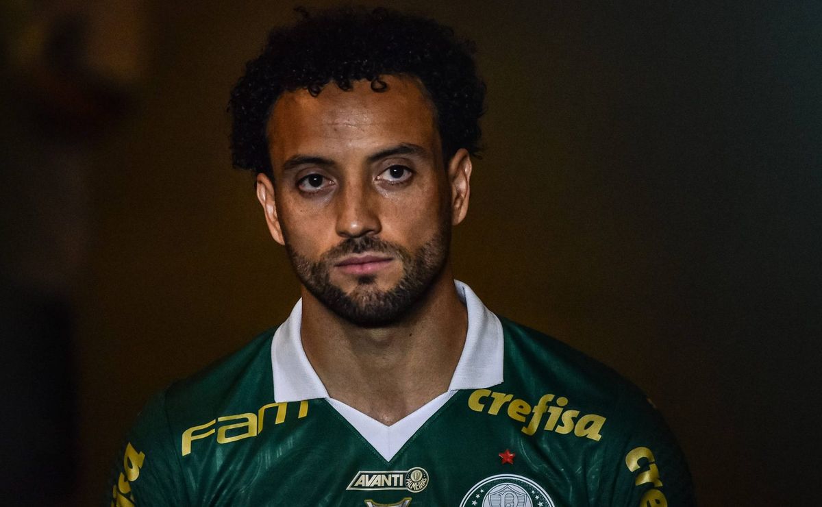 Felipe Anderson leva bronca de Abel e trabalha mais forte por protagonismo no Palmeiras