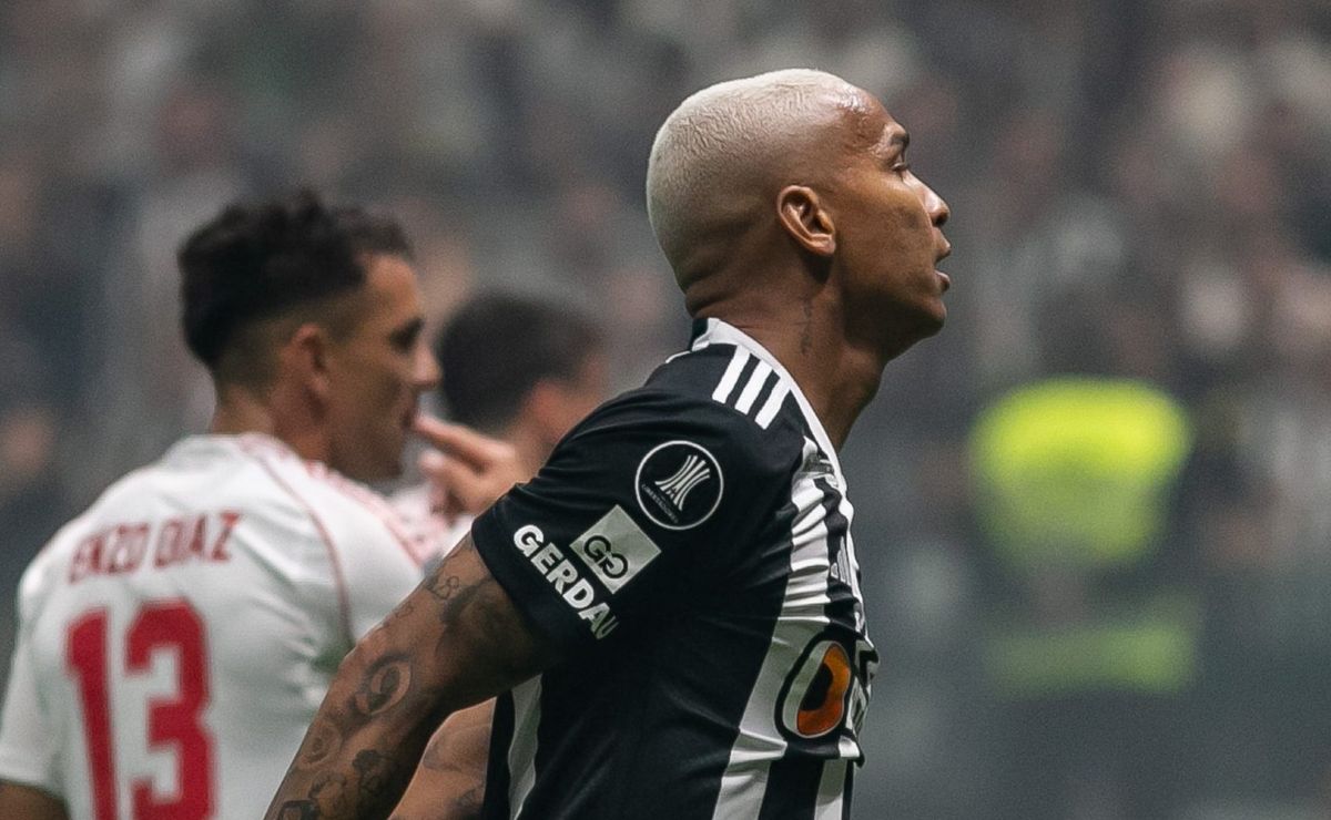 Hulk, Deyverson e companhia no Atlético-MG sofrem com foguetório da torcida do River Plate