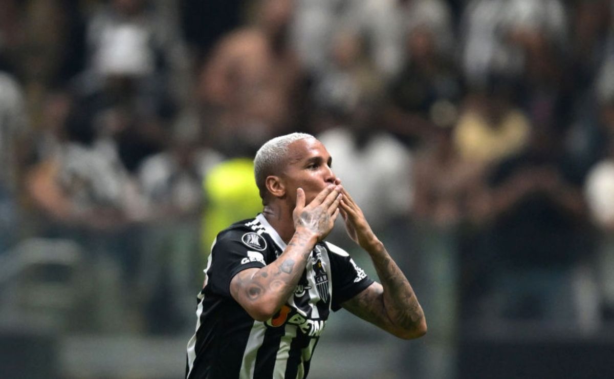 Deyverson é flagrado provocando torcedores do River Plate e camisa do Boca Juniors para jogo