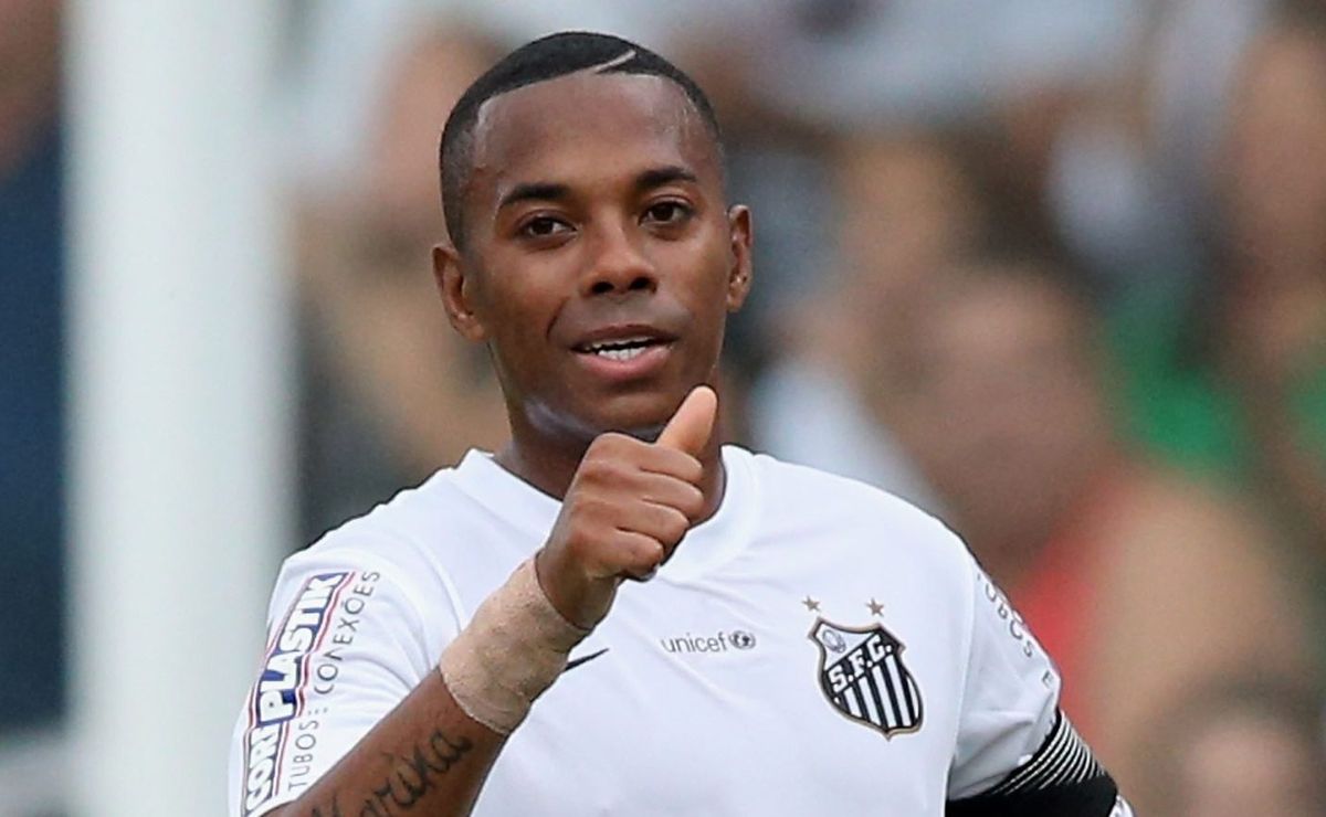 Robinho volta a jogar futebol 7 meses após ser preso e bastidores são revelados