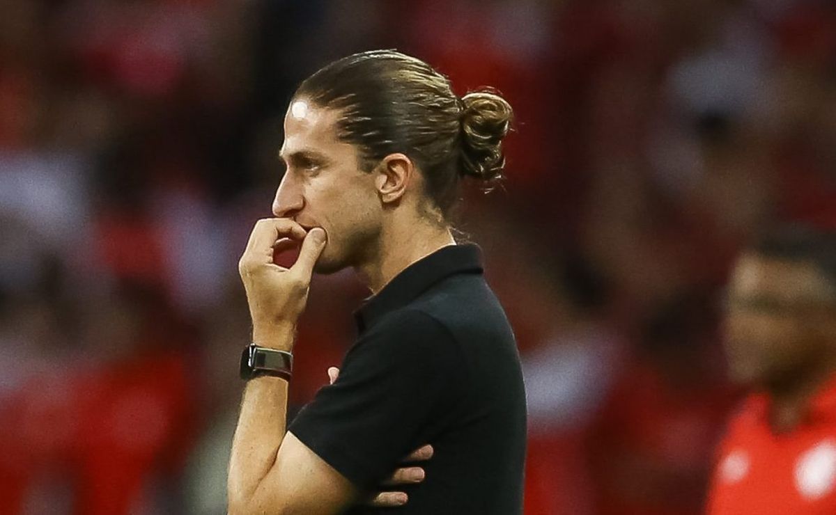 Escalação do Flamengo: Filipe Luís barra 3 jogadores e define Evertton Araújo no meio de campo
