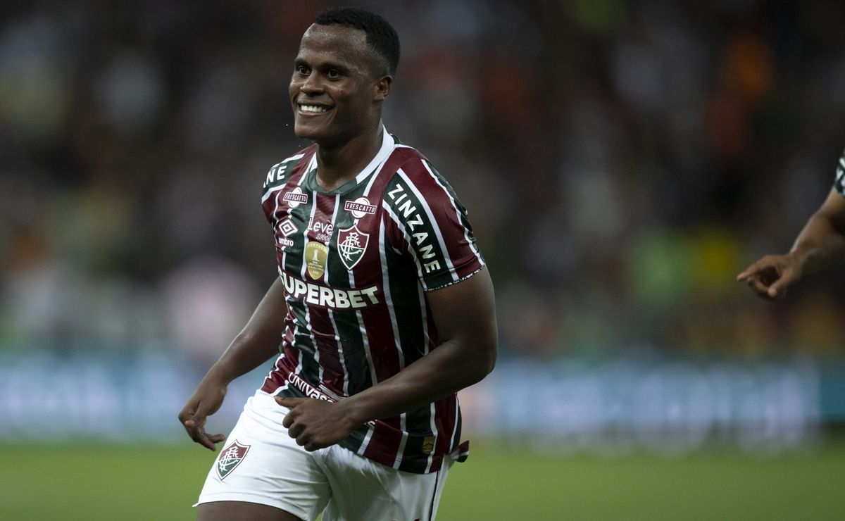 Torcida do Fluminense pressiona por permanência de Arias para a próxima temporada