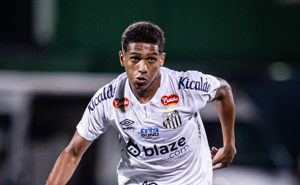 São Paulo quer atravessar renovação no Santos para contratar lateral-esquerdo Souza