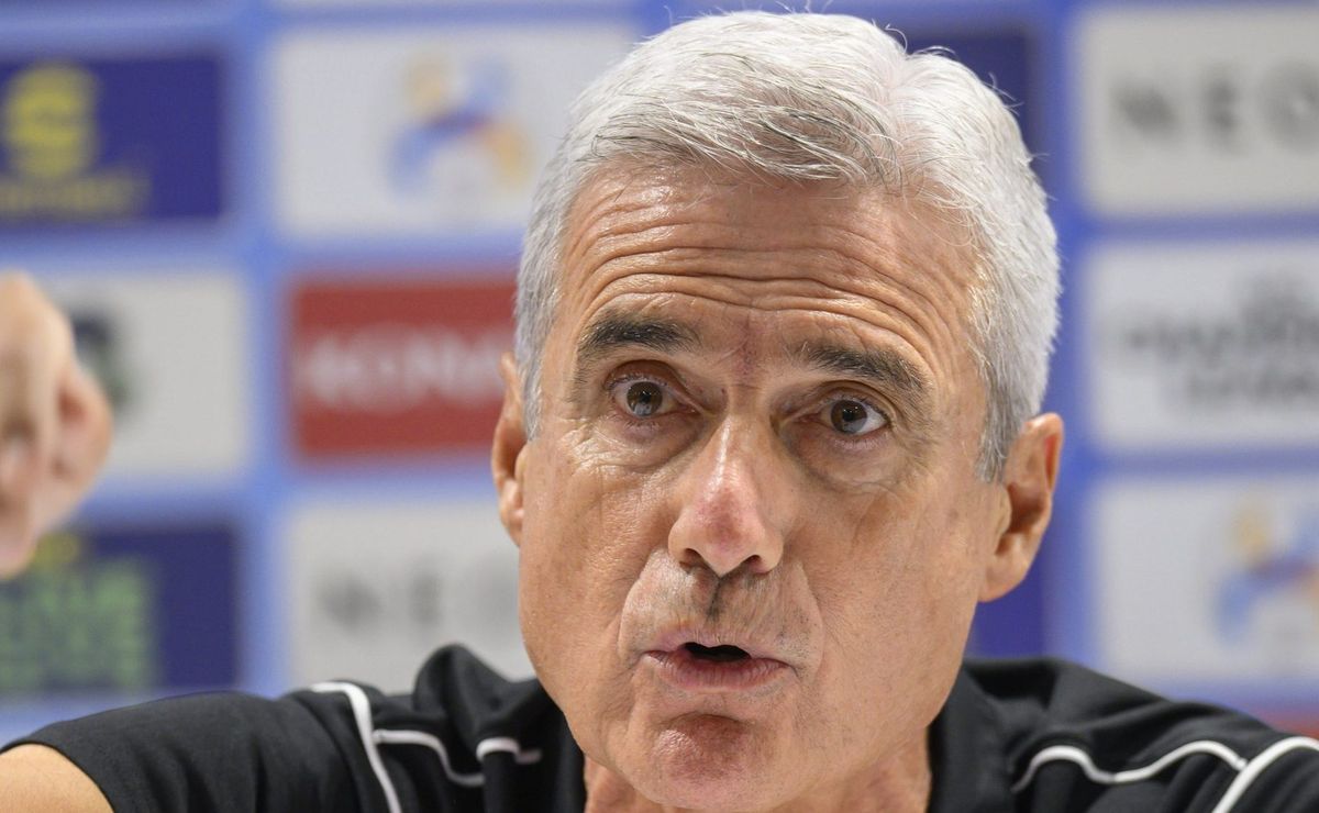 Luís Castro comunica o Corinthians e toma decisão sobre voltar ao Brasil