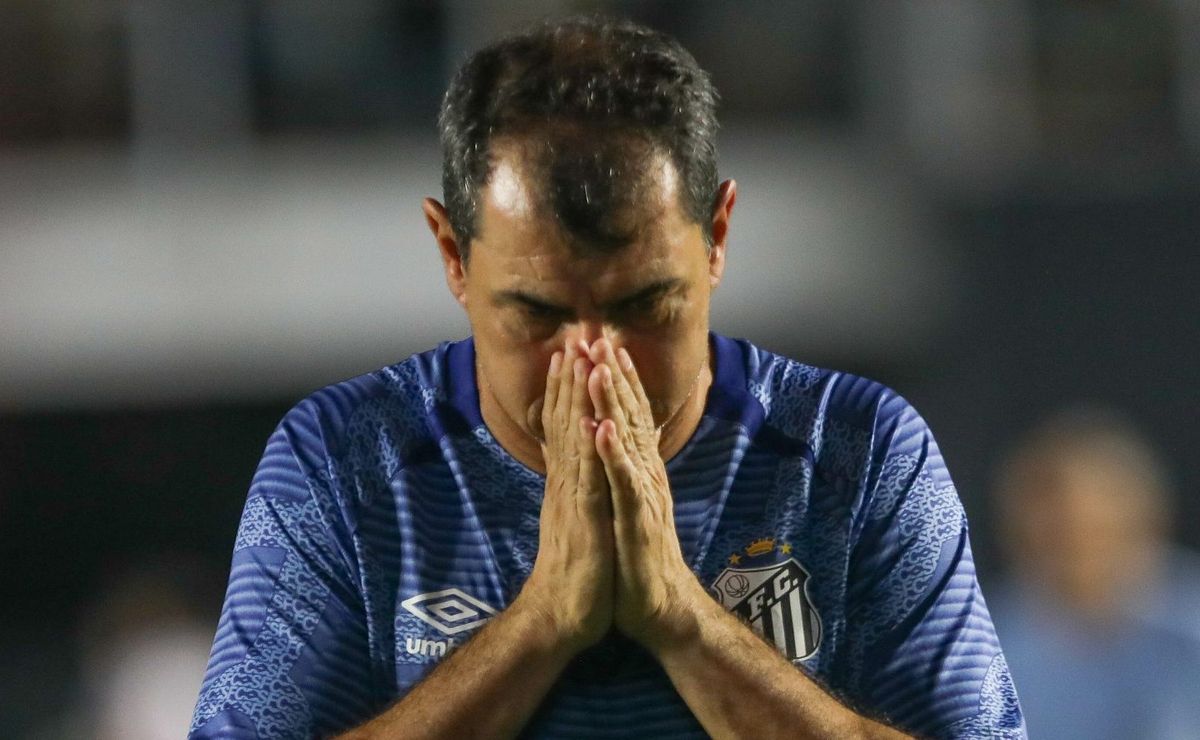 Carille admite que chegou o momento de definir seu futuro no Santos: “Agora sim”