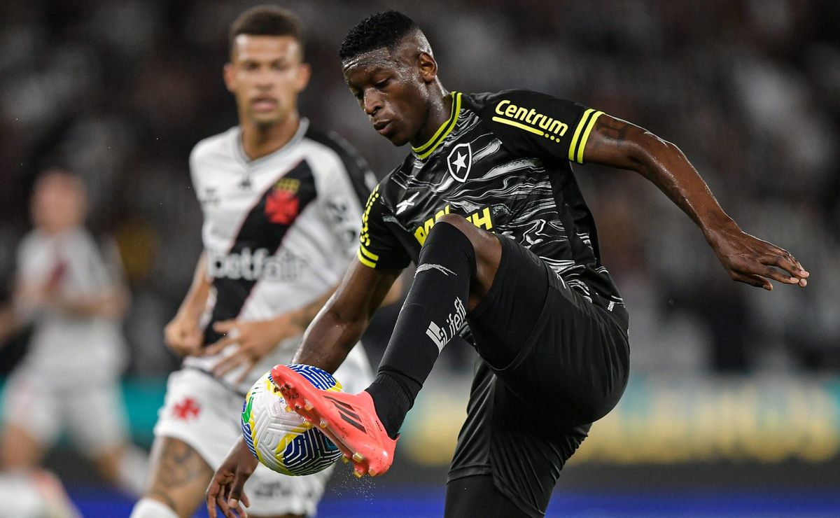 Botafogo vence Vasco por 3 a 0 e abre 6 pontos de vantagem no Brasileirão