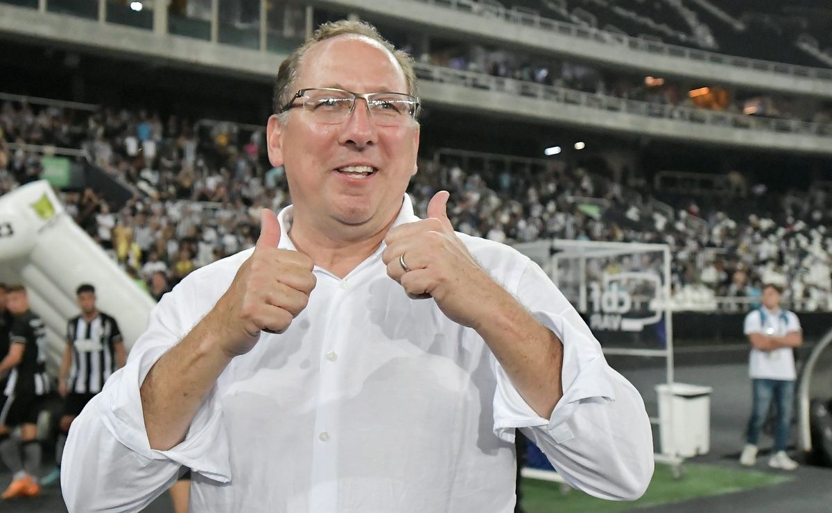 Vidente revela Botafogo de John Textor vencendo Vasco e mais perto de ser campeão do Brasileirão