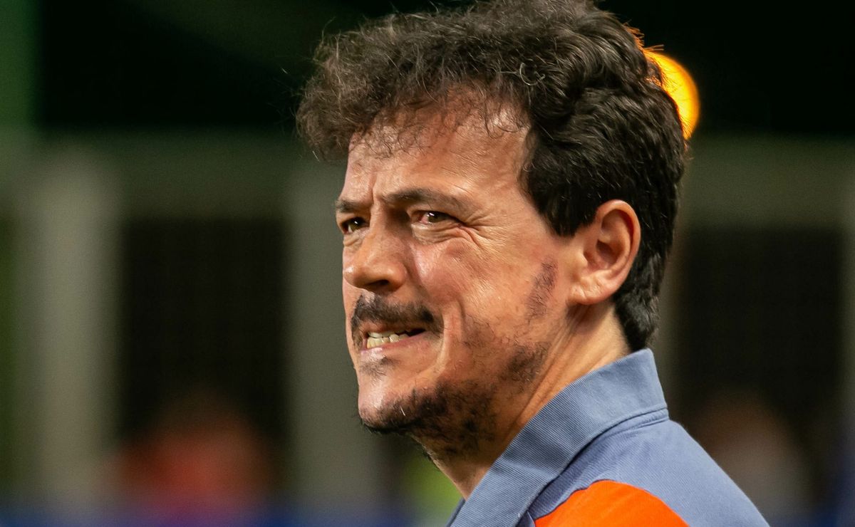 Demissão de Fernando Diniz é decretada no Cruzeiro pela torcida 44 dias após assumir a Raposa