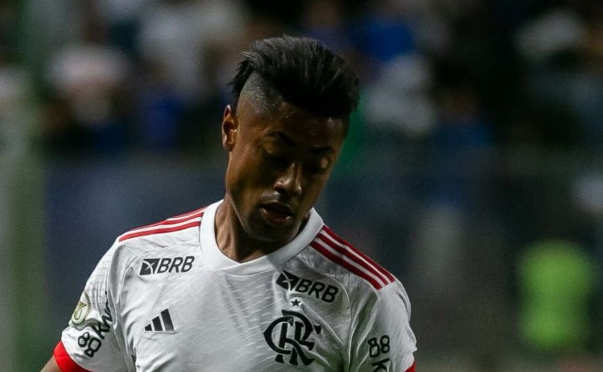 Bruno Henrique, do Flamengo, foi alvo de copo arremessado pela torcida do Cruzeiro, informa súmula