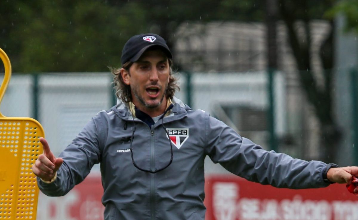 Zubeldía pede para São Paulo assinar com 2 medalhões para 2025