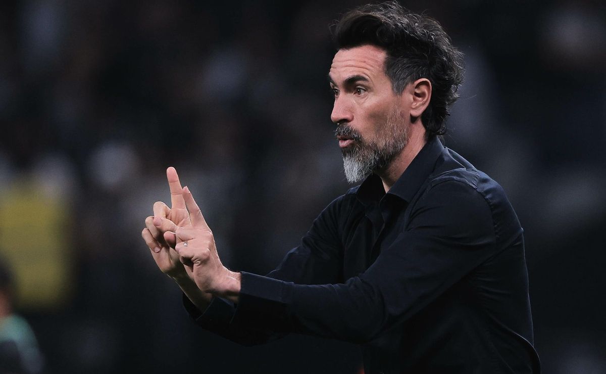 Santos deixa Cuca e Pedro Caixinha de lado e nome da vez é Eduardo Domínguez, do Estudiantes