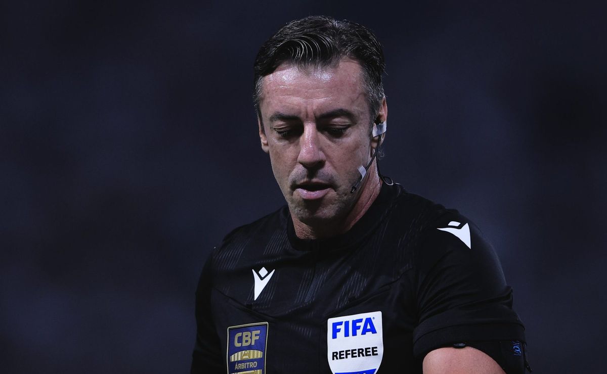 Raphael Claus errou em não expulsar Lyanco contra Flamengo na Copa do Brasil, explica PC Oliveira