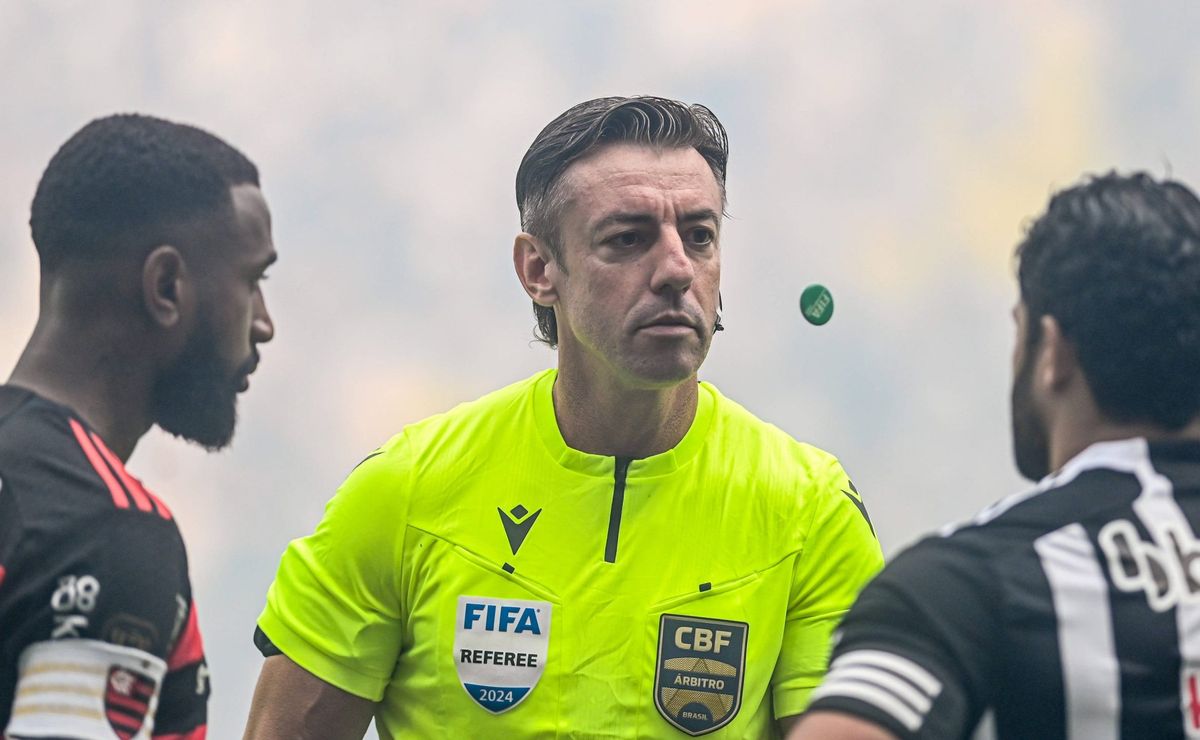 Árbitro Raphael Claus cita bombas e invasão da torcida em súmula de Atlético-MG x Flamengo