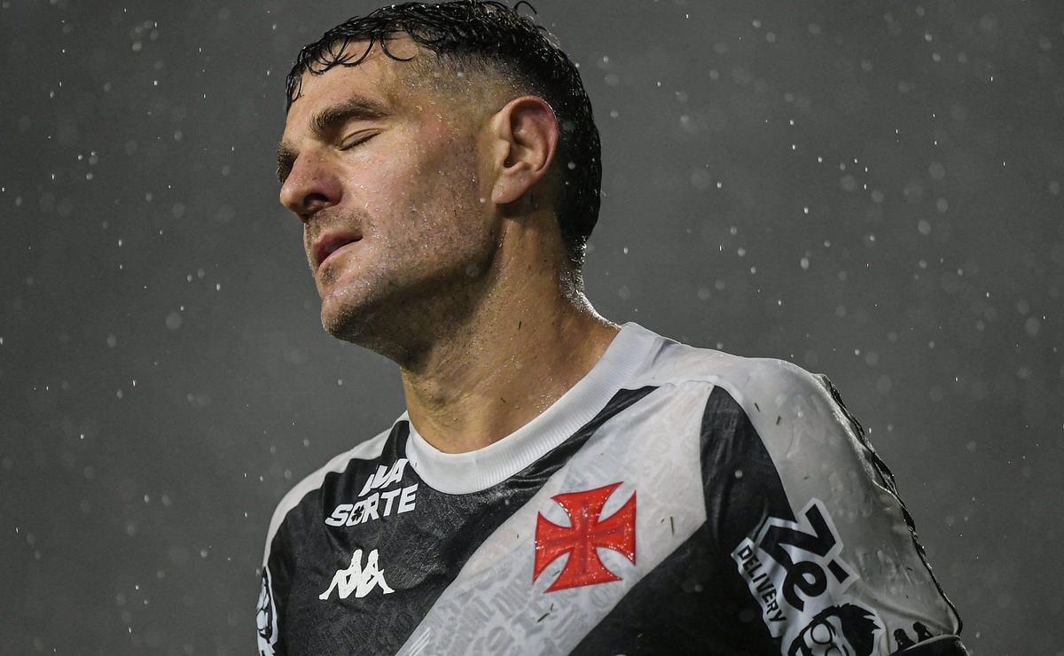 Vegetti estaria incomodado no Vasco após atitude da diretoria de Pedrinho