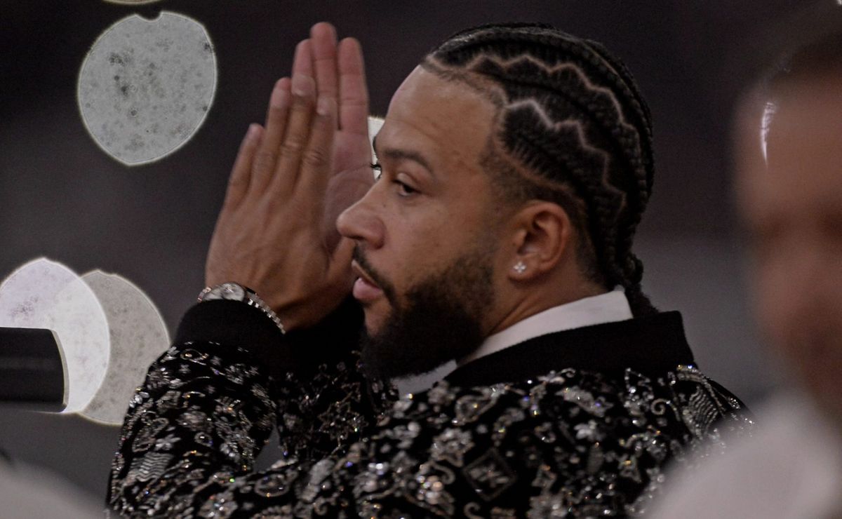 Memphis Depay é flagrado extracampo após ganhar folga de 3 dias no Corinthians