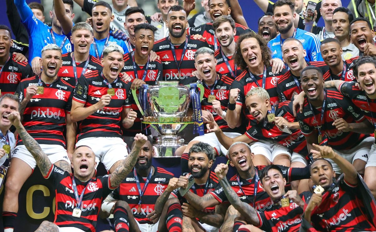 Flamengo estuda reformulação grande com saídas de Ayrton Lucas, Fabrício Bruno, Gabigol, Varela e +3