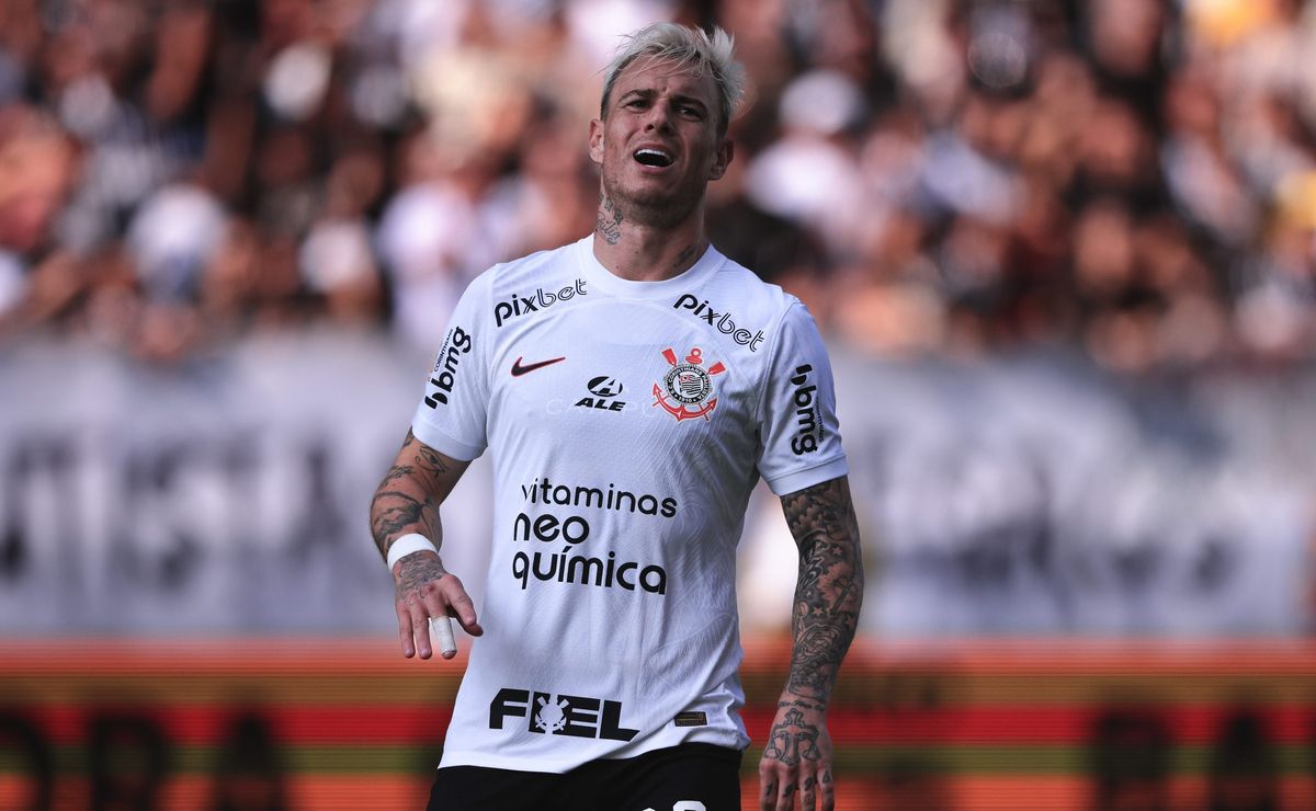 Corinthians vê Cruzeiro também interessado na contratação de Roger Guedes para 2025