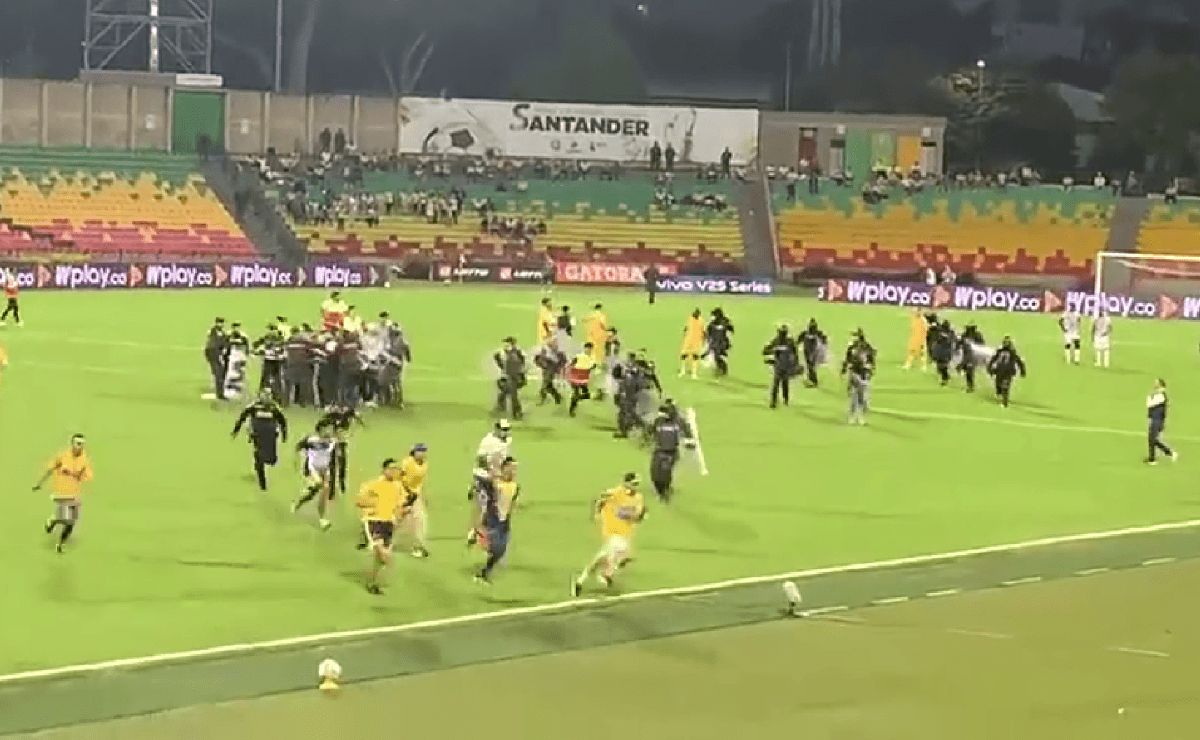 Video así fue la vergonzosa invasión de cancha en el Bucaramanga vs Video así fue la vergonzosa invasión de cancha en el Bucaramanga vs