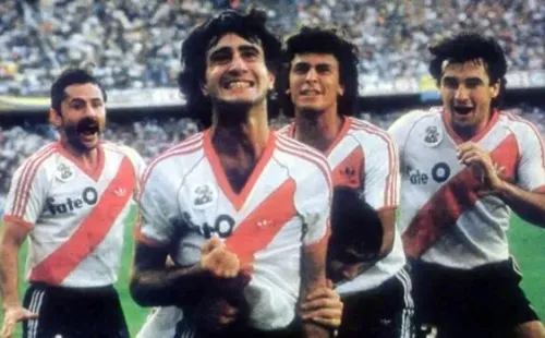 El 'Beto' Alonso festejando un gol en la Bombonera.