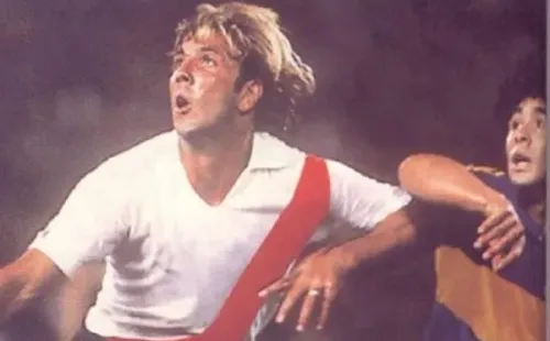 Reinaldo Merlo marcando a Diego Maradona.