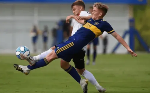Valentín Barco enfrentando a River en Reserva.