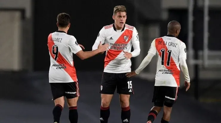 Álvarez y De La Cruz lo felicitan: gran gol de Girotti vs. Fluminense. Foto: Getty.