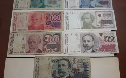 Muestra con algunos billetes australes que regieron desde 1985