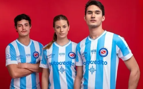 La nueva casaca de Argentinos. (Fuente: Umbro)