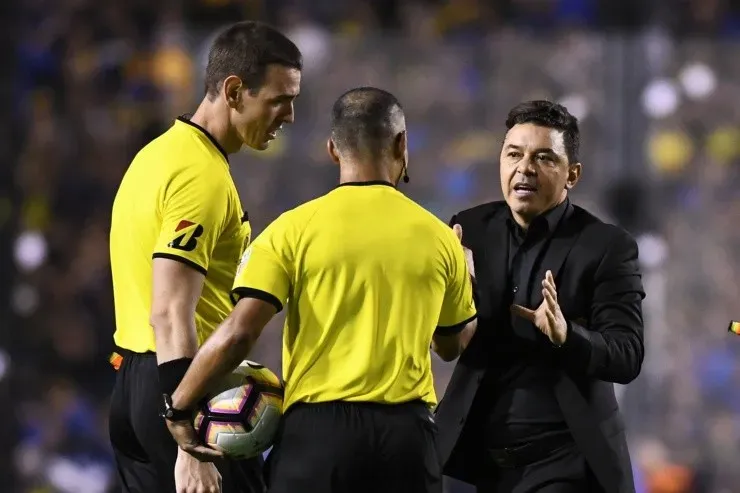 Gallardo le dijo que su arbitraje en el superclásico había sido “lamentable”. (Getty Images)