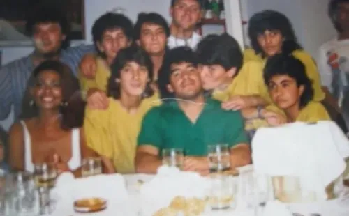 Diego celebrando con las jugadoras del Giugliano.