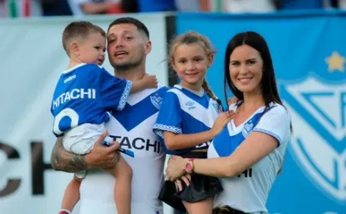 Mauro Zárate junto a su familia en el regreso a Vélez (Foto: Prensa Vélez)