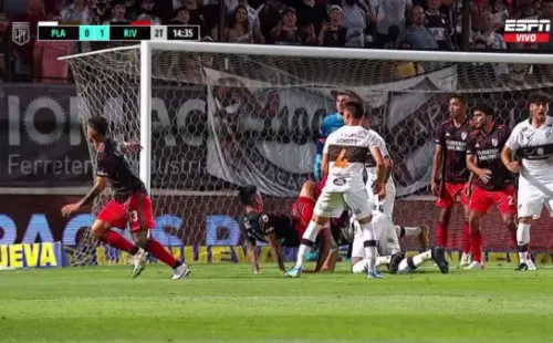 La dolorosa caída de Enzo Pérez contra Platense