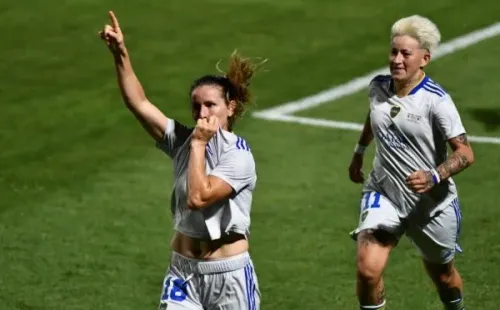 Huber celebra su gol y Yamila Rodríguez la alcanza.