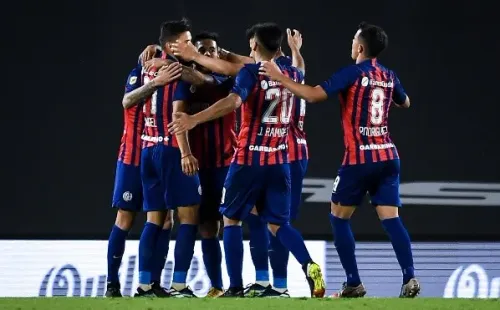 San Lorenzo celebrando el gol de Jalil Elías a River (Foto: GettyImages)