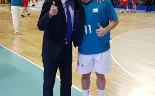 Néstor García, el nuevo DT de la Selección de básquet, con Facu Campazzo.