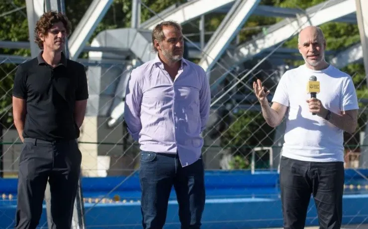 Retegui en el medio con Larreta y Loustau.