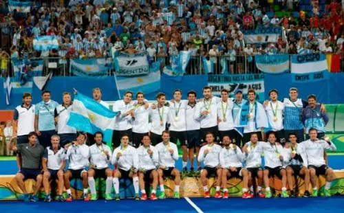 Retegui, con la bandera argentina, cuando ganó el oro en Río con Los Leones.