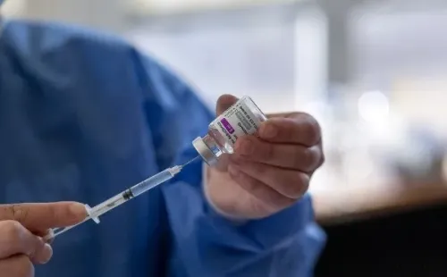 Las personas con dos dosis tienen síntomas leves. Fuente: (Getty images)