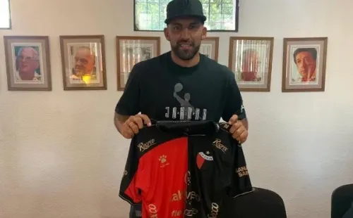 Wanchope posa con la de Colón. (Foto: Colón)