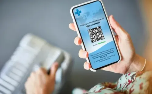 Pase sanitario continúa siendo obligatorio en algunos países. Fuente: (Getty images).